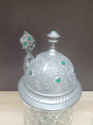 Glass stein with small jewels in the lid